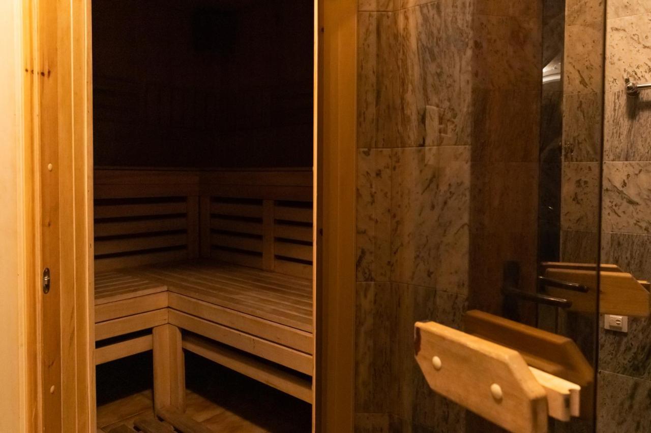 Hotel "Mandarin Clubhouse" Kharkiv Eksteriør bilde